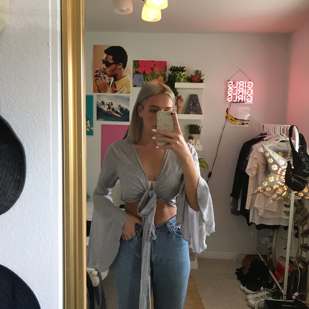 Crop tie shirt with flowy sleeves